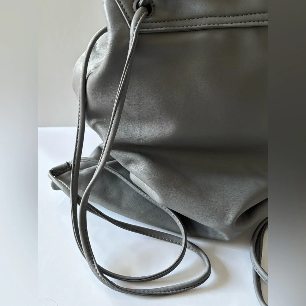 🦋2/25$ CoLab Gray faux soft Leather Pouch Back Pack - Picture 7 of 15
